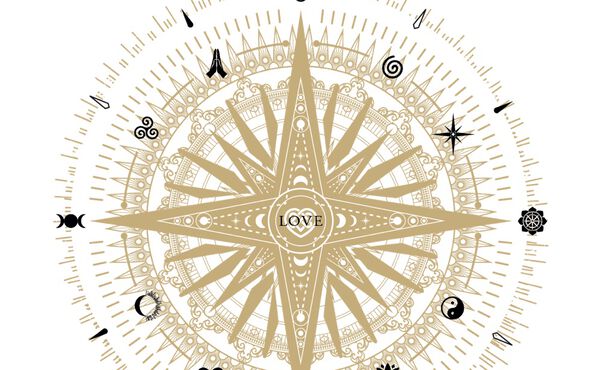 Un diseño inspirado en una brújula dorada de The Book of Rituals, símbolo de la vida con alma y con la palabra “LOVE” en el centro.